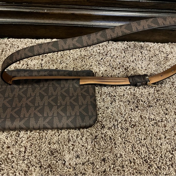 Michael Kors Fanny Bag (Small) - Picture 5 of 6